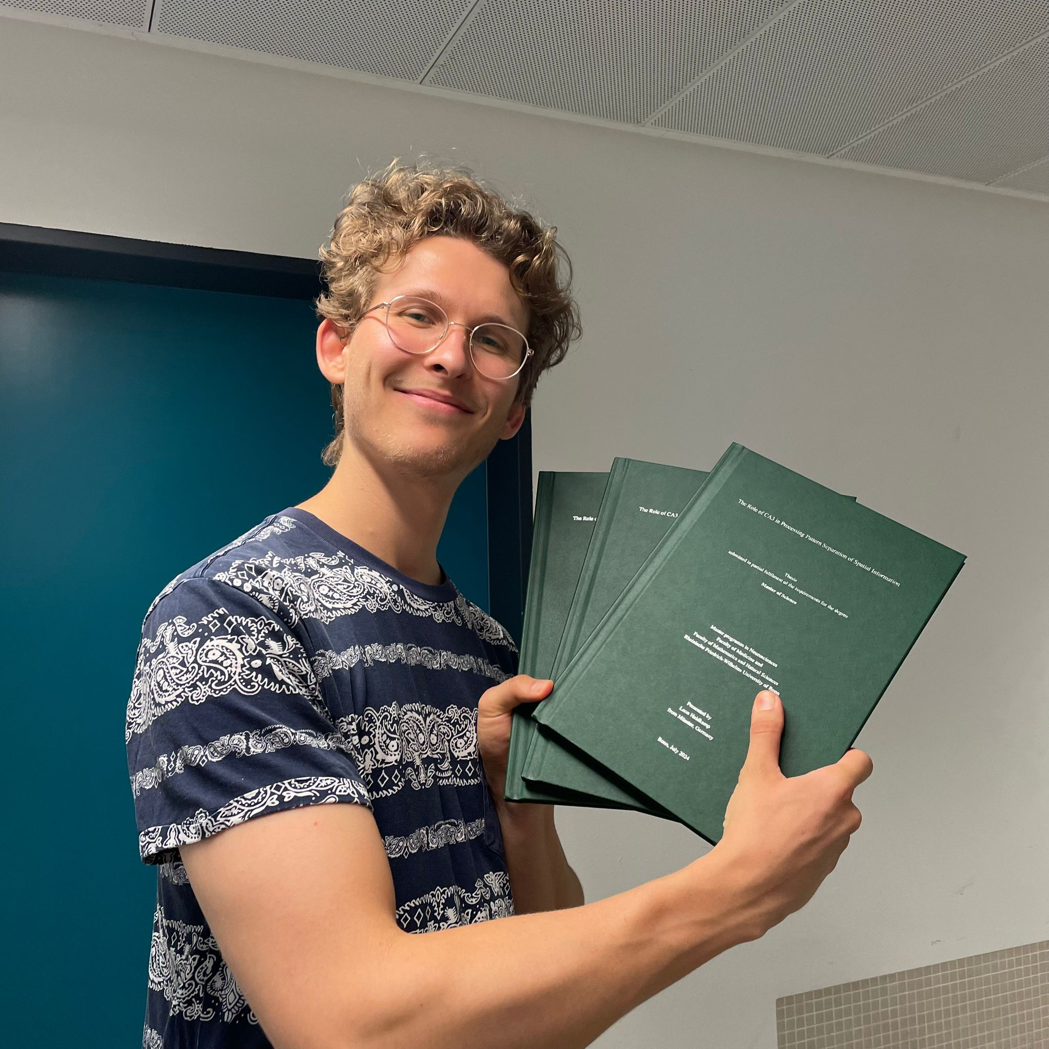Leon bei der Abgabe seiner Masterarbeit